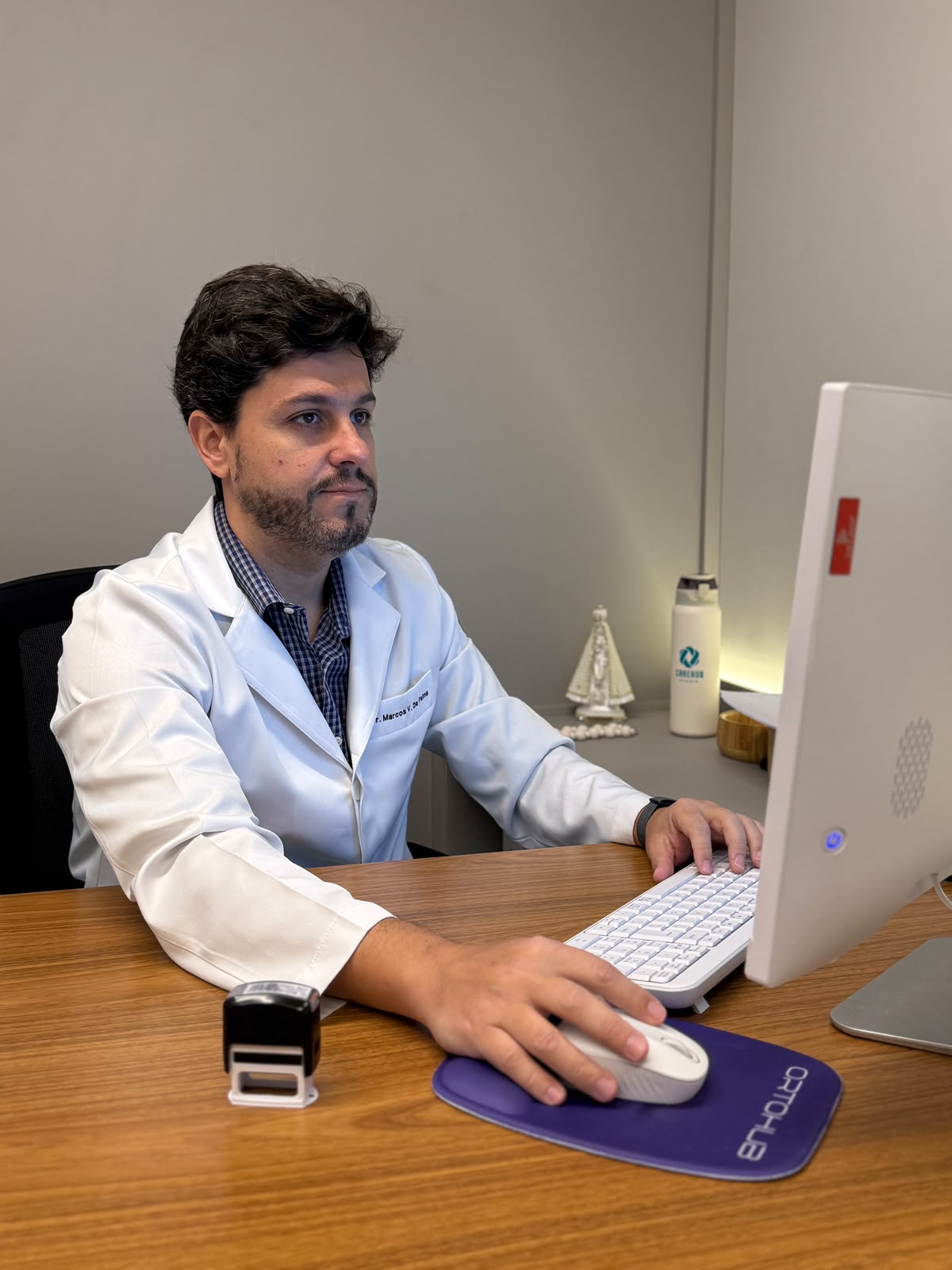 Dr. Marcos Palma em seu consultório